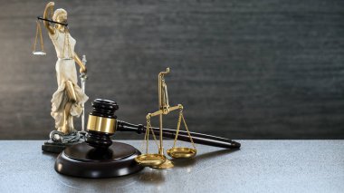 Bulanık arka plan üzerinde kör tanrıça Themis heykeli