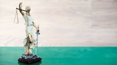 Bulanık arka plan üzerinde kör tanrıça Themis heykeli