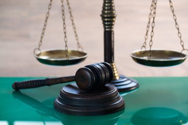 Bulanık arka planda büyük hakimin ahşap tokonu