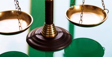 Bulanık arka planda izole edilmiş Themis ölçekleri