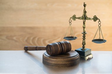 Bulanık arka planda büyük hakimin ahşap tokonu
