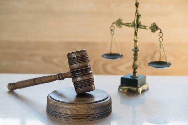 Bulanık arka planda büyük hakimin ahşap tokonu