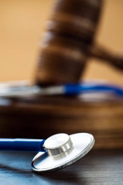 Bulanık arka planda stetoskop ile büyük Yargıç ahşap tokmak