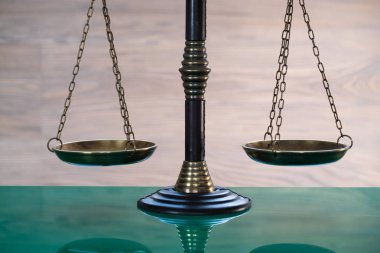 Bulanık arka planda izole edilmiş Themis ölçekleri