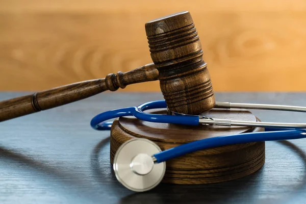 Gavel Bois Juge Énorme Avec Stéthoscope Sur Fond Flou — Photo