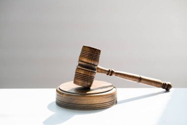 Bulanık arka planda büyük hakimin ahşap tokonu