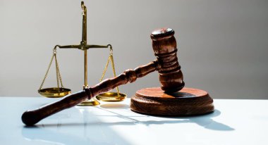 Bulanık arka planda büyük hakimin ahşap tokonu