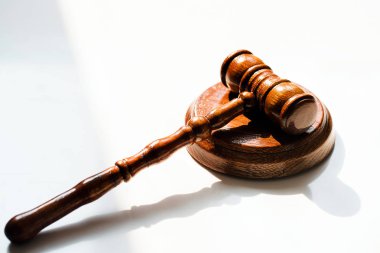 Bulanık arka planda büyük hakimin ahşap tokonu
