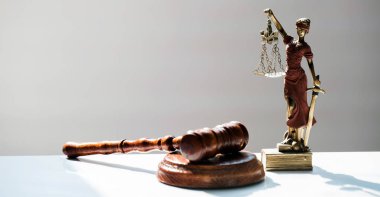Bulanık arka planda büyük hakimin ahşap tokonu