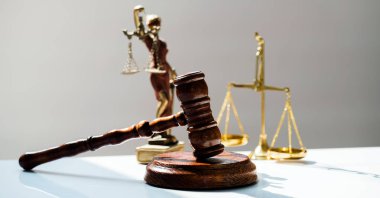 Bulanık arka planda büyük hakimin ahşap tokonu