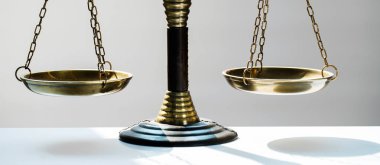 Bulanık arka planda izole edilmiş Themis ölçekleri