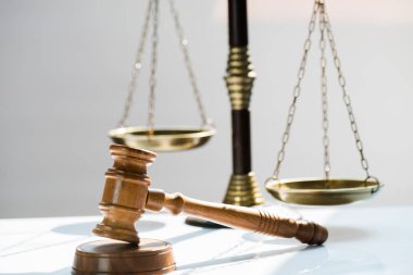 Bulanık arka planda büyük hakimin ahşap tokonu