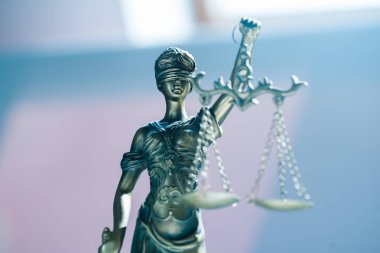 Bulanık arka plan üzerinde kör tanrıça Themis heykeli