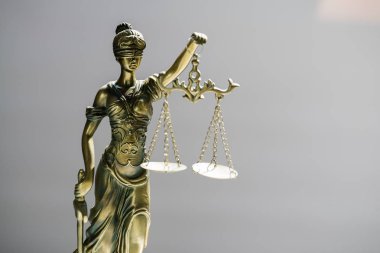 Bulanık arka plan üzerinde kör tanrıça Themis heykeli