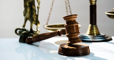 Bulanık arka planda büyük hakimin ahşap tokonu