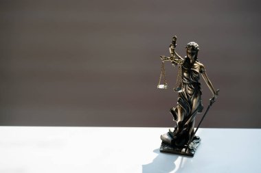 Bulanık arka plan üzerinde kör tanrıça Themis heykeli