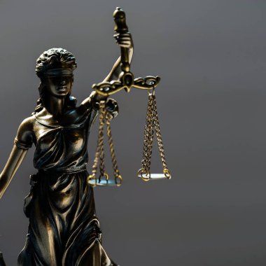 Bulanık arka plan üzerinde kör tanrıça Themis heykeli