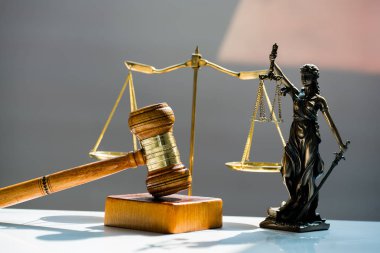 Bulanık arka plan üzerinde kör tanrıça Themis heykeli