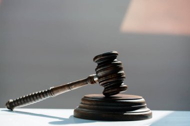 Bulanık arka planda büyük hakimin ahşap tokonu