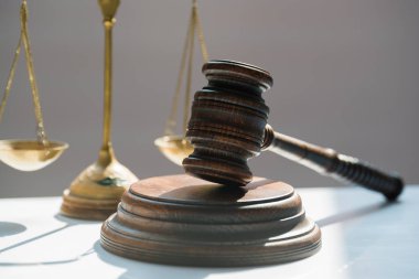 Bulanık arka planda büyük hakimin ahşap tokonu