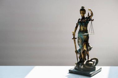 Bulanık arka plan üzerinde kör tanrıça Themis heykeli