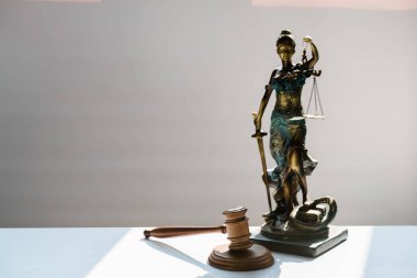 Bulanık arka plan üzerinde kör tanrıça Themis heykeli