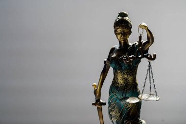 Bulanık arka plan üzerinde kör tanrıça Themis heykeli