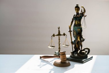 Bulanık arka plan üzerinde kör tanrıça Themis heykeli