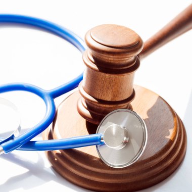 Bulanık arka planda stetoskop ile büyük Yargıç ahşap tokmak