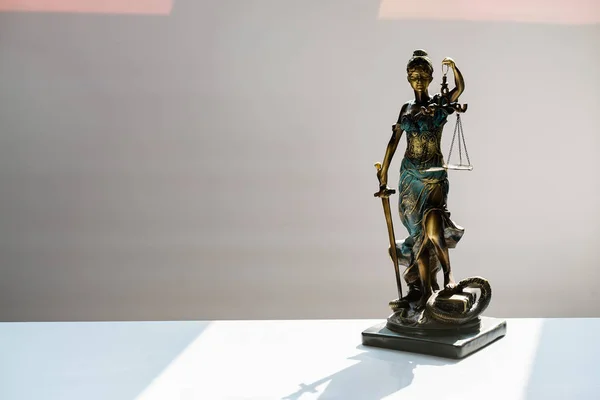 Statue Der Blinden Göttin Themis Auf Verschwommenem Hintergrund — Stockfoto