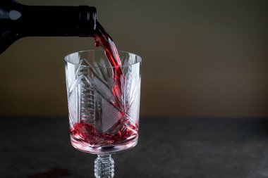 Bulanık arka planda cam aromatik şarap