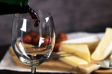 Ahşap arka planda üzüm ve şarap ile iştah açıcı peynir