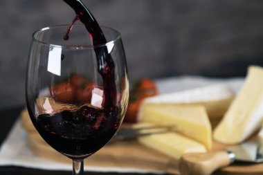 Ahşap arka planda üzüm ve şarap ile iştah açıcı peynir