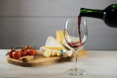 Ahşap arka planda üzüm ve şarap ile iştah açıcı peynir
