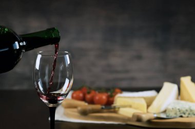 Ahşap arka planda üzüm ve şarap ile iştah açıcı peynir