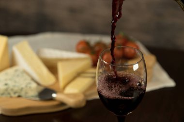 Ahşap arka planda üzüm ve şarap ile iştah açıcı peynir