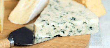 Ahşap arka planda iştah açıcı çeşitli peynir