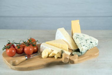 Ahşap arka planda iştah açıcı çeşitli peynir