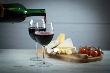 Ahşap arka planda üzüm ve şarap ile iştah açıcı peynir