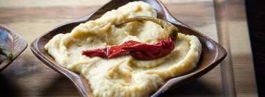 Ahşap tabakta biber ile çanak kapatın