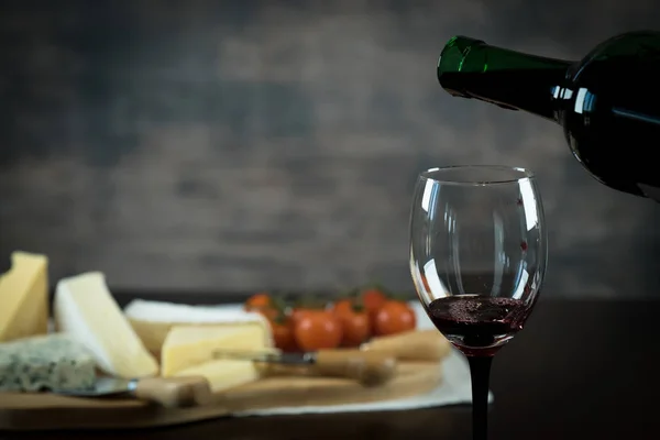 Queijo Apetitoso Com Uvas Vinho Fundo Madeira — Fotografia de Stock