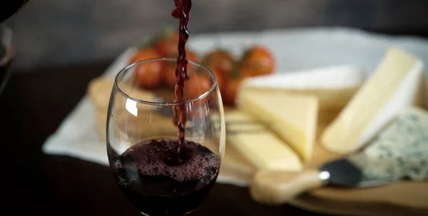 Queijo Apetitoso Com Uvas Vinho Fundo Madeira — Fotografia de Stock