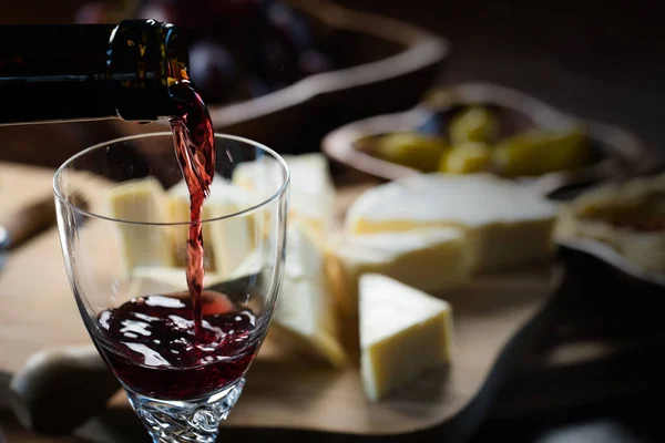 Queijo Apetitoso Com Uvas Vinho — Fotografia de Stock