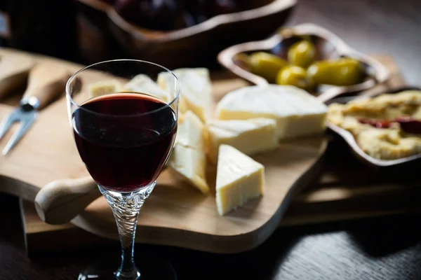 Аппетитный Сыр Виноградом Вином — стоковое фото