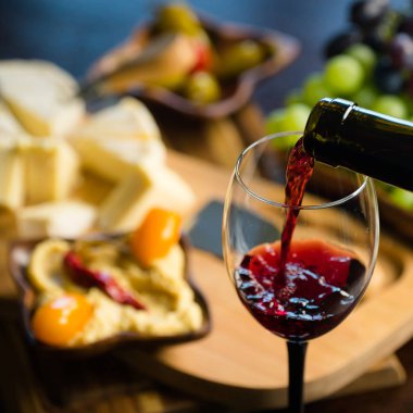 Üzüm ve şarap ile iştah açıcı peynir