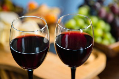 Üzüm ve şarap ile iştah açıcı peynir