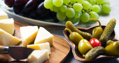 Peynir li ve bıçaklı turşu