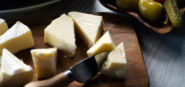 Peynir li ve bıçaklı turşu