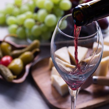 Üzüm ve şarap ile iştah açıcı peynir