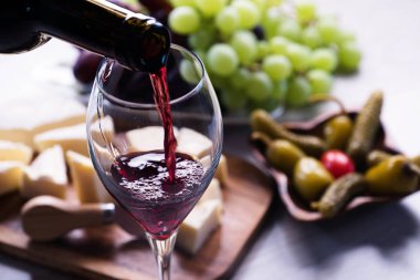 Üzüm ve şarap ile iştah açıcı peynir